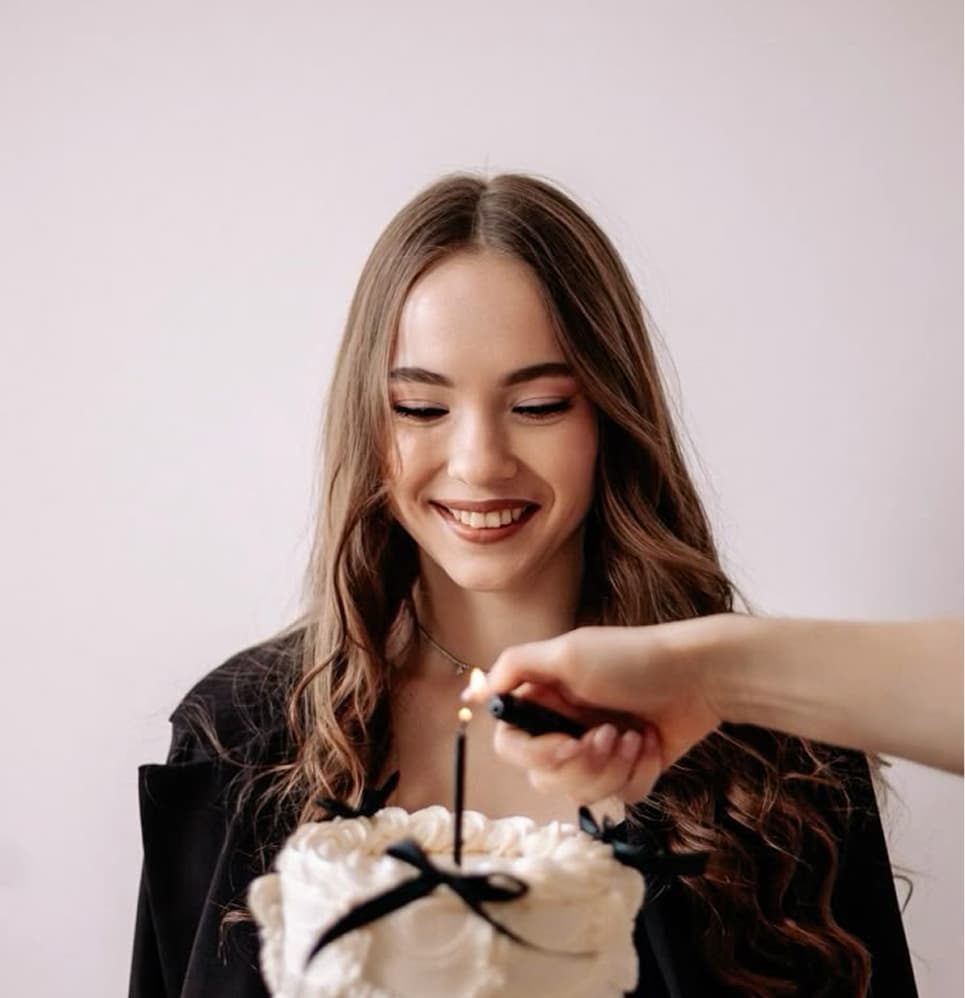 Девушка с тортом